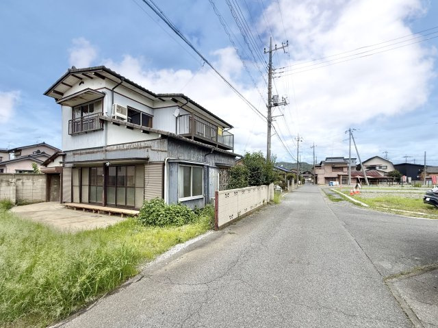 【中古戸建】足利市葉鹿町の前面道路含む現地写真|■外観｜周囲の見渡しが良いので車の出入りの際も安全確認バッチリ！