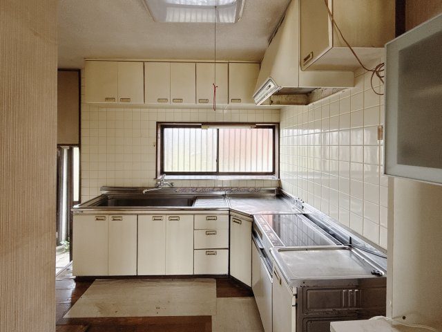 【中古戸建】足利市葉鹿町のキッチン|■キッチン｜ワークトップが広くお料理しやすいキッチン。IHなのでお掃除もラクラク♪