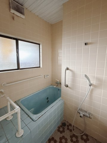 【中古戸建】足利市葉鹿町の浴室|■浴室｜大きな窓がついておりますので、湿気で篭りがちなバスルームも換気することができます( ＾＾ )