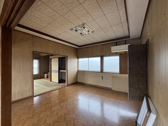 【中古戸建】足利市葉鹿町の洋室|■洋室｜ナチュラルカラーの床です。模様替えなどとても楽しく工夫できます♪