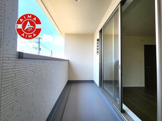 福津市福間南5丁目第19-2棟（2号棟）のバルコニー|風をしっかりと感じられるバルコニーでは、毎日が洗濯日和です。広々としているので洗濯も楽しくなるでしょうし、気分転換にバルコニーからの眺めを楽しむのもいいでしょう。