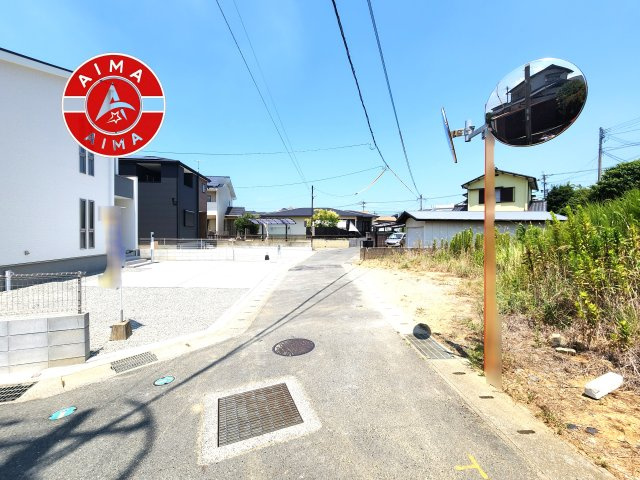福津市福間南5丁目第19-2棟（2号棟）の前面道路含む現地写真|前面道路は閑静な住宅地をはしる車通りの少ない道路。お車の出し入れが苦手なママや小さなお子様にも安心ですね。しっかり舗装もされているので、ベビーカーや自転車で通っても快適に通行できます。