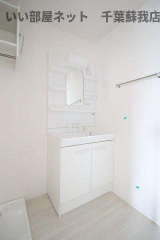 メゾンベース　Aの独立洗面台|独立洗面台、小物を置くことができて便利です