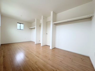 【洋室】 | 那珂川市王塚台1丁目新築戸建1号棟 | 二部屋に区切って使えるゆとりある空間。お子様の成長や暮らし方に合わせて、学習スペースや個室など自在に使い分けられる柔軟なお部屋です。