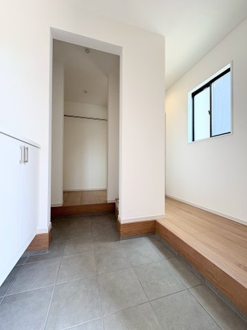 【玄関】 | 那珂川市王塚台1丁目新築戸建1号棟 | 玄関の土間からシュークローク、ファミリークロークへと続く動線。家族用玄関とお客様玄関を使い分けられる設計で、収納力と使い勝手が広がる心地よい玄関です。