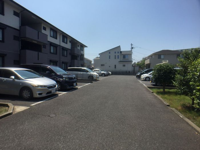 ジュネススズキの駐車場