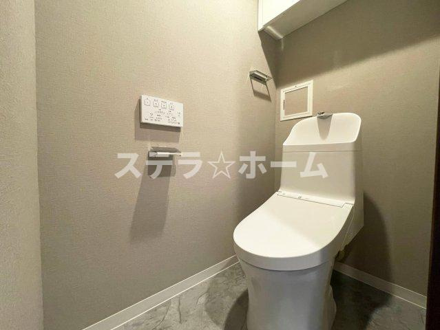 ラウンドスクエア吹田青葉丘のトイレ|落ち着いた色調のトイレです