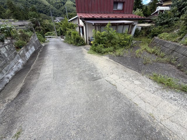 小鹿野町　借地権付き中古住宅の前面道路含む現地写真|前面道路含む現地写真です