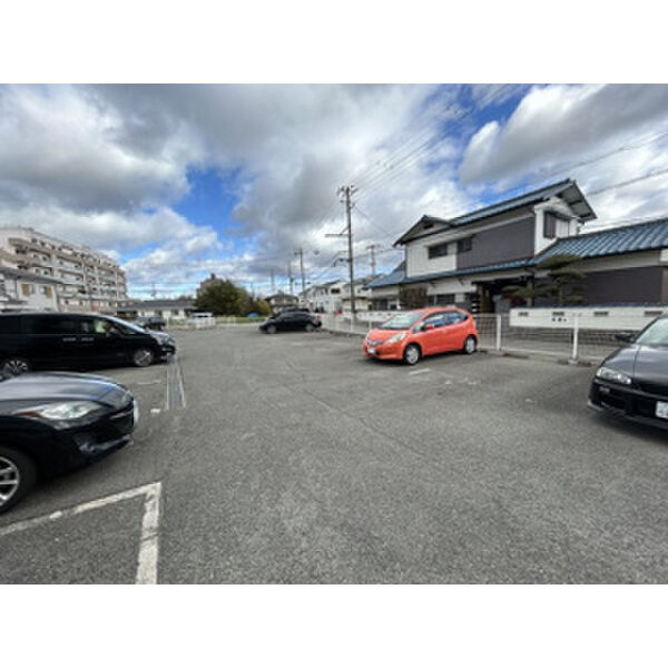 フローリッシュ二見の駐車場