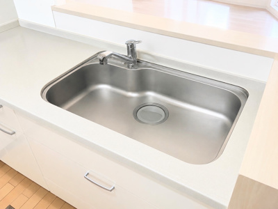 【キッチン】 | ◆旭区中白根2丁目　中古戸建◆ | ◆デザイン性と機能性を兼ね備えたキッチンです。リビングスペースとの一体感が生まれ、広々空間を演出してくれます。（写真は加工しています。）