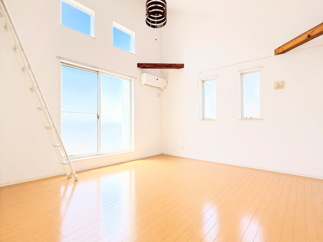 【洋室】 | ◆旭区中白根2丁目　中古戸建◆ | ◆二面採光で、陽差しを長時間受ける事が出来る暖かい室内です。もちろんペアガラスなので、遮音性にも優れ、結露も発生しにくい構造。サッシ周りのカビが発生しにくくなります。（写真は加工しています。）