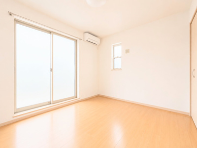 【洋室】 | ◆旭区中白根2丁目　中古戸建◆ | ◆二面採光で、陽差しを長時間受ける事が出来る暖かい室内です。もちろんペアガラスなので、遮音性にも優れ、結露も発生しにくい構造。サッシ周りのカビが発生しにくくなります。（写真は加工しています。）