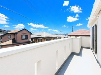 【バルコニー】 | ◆旭区中白根2丁目　中古戸建◆ | ◆その邸が魅せる、気品・上質・重厚感・極細やかさ、そのすべては訪れた者に安らぎと品性を与える特別な空間です。ここに住むからこそ意味がある。（写真は加工しています。）