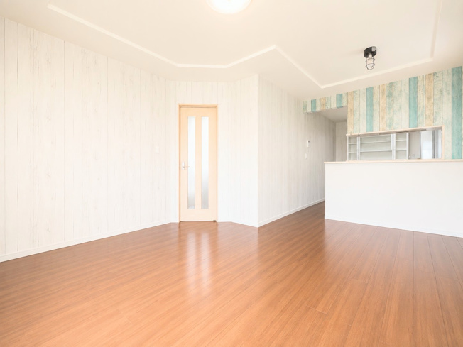 【居間・リビング】 | ◆旭区中白根2丁目　中古戸建◆ | ◆一家だんらんのスペースとなるＬＤＫ。窓から明るい光が差し込み、思わず家族の会話も弾む快適な空間。（写真は加工しています。）