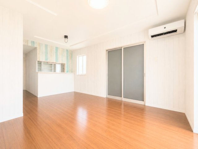 【居間・リビング】 | ◆旭区中白根2丁目　中古戸建◆ | ◆リビングは一日中太陽の光が射し込みます。家族が集まる空間は、自然と笑顔が溢れます！（写真は加工しています。）