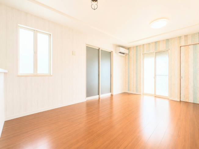 【居間・リビング】 | ◆旭区中白根2丁目　中古戸建◆ | ◆広々としたリビング・ダイニングは、シックでモダンな内装。落ち着いた雰囲気に包まれて、伸びやかな空間のなかで、ゆったりと家族団らんのひとときを過ごせます。（写真は加工しています。）