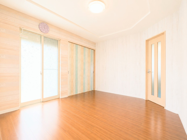 【居間・リビング】 | ◆旭区中白根2丁目　中古戸建◆ | ◆室内はいつも明るい印象なので気持ちの良い朝を迎えられます。各部屋にはクローゼットを完備しており、収納が多いお家はすっきりして快適空間です。（写真は加工しています。）