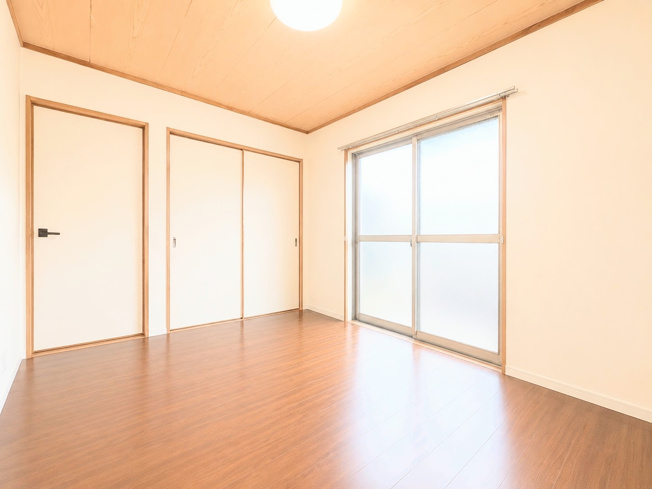 【洋室】 | ◆旭区中白根2丁目　中古戸建◆ | ◆柔らかな色合いのフローリングと清潔感のあふれる白のクロスが明るい空間を創り出しているリビングダイニング。家族の集まる憩いの場にふさわしいです。（写真は加工しています。）