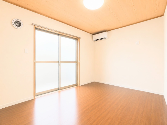 【洋室】 | ◆旭区中白根2丁目　中古戸建◆ | ◆室内はいつも明るい印象なので気持ちの良い朝を迎えられます。各部屋にはクローゼットを完備しており、収納が多いお家はすっきりして快適空間です。（写真は加工しています。）