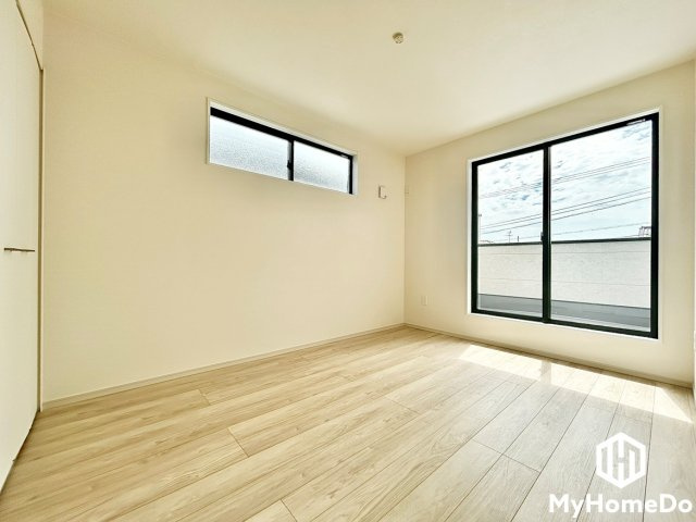 守山区小幡北　2期の洋室|バルコニーに面した洋室で、四季折々の景色を楽しむ贅沢。