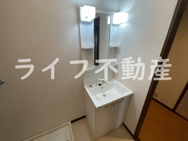 吉鴻ハイネス3の独立洗面台|独立洗面台、小物を置くことができて便利です