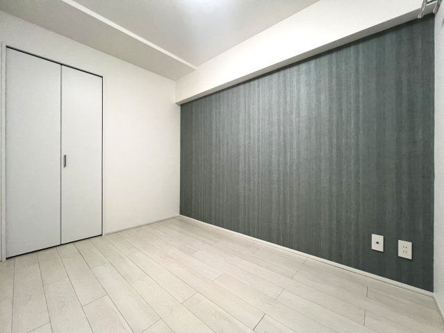 セザール第二竹ノ塚の洋室|落ち着いたアクセントクロスが素敵な空間を演出します。