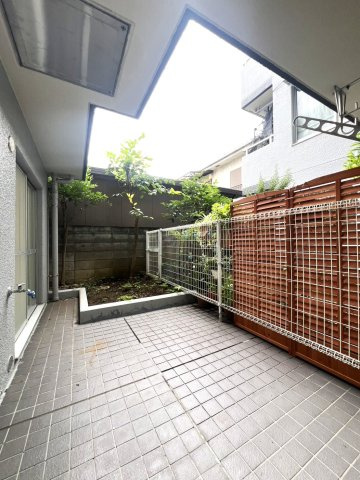 セザール第二竹ノ塚のその他|マンションではな珍しいテラス。
3部屋からアクセスできる自由な間取りです。