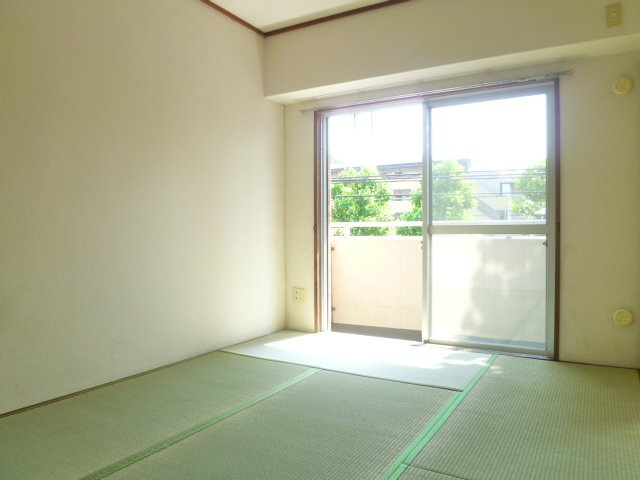 和室６帖は一間半分の押入付きです。南西向きで陽当り良好です♪
