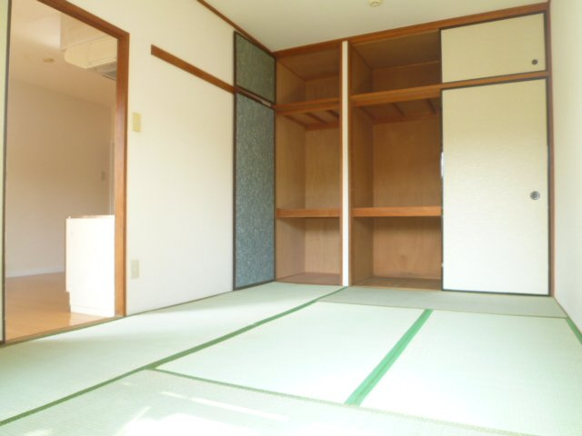 和室６帖の押入は広々一間半分で天袋も付いています♪
