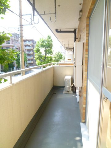 南西向き４階で陽当り良好の広々バルコニーです♪