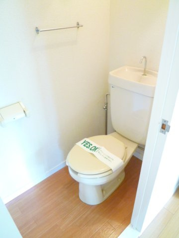 温水洗浄便座付きのトイレです♪