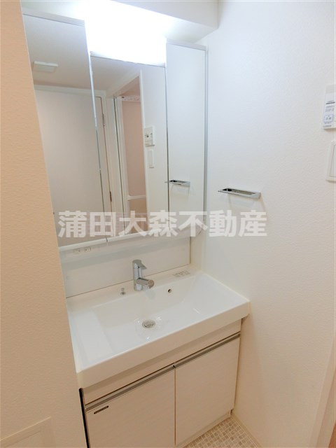 CRESTTAPP羽田の洗面所|3面鏡の独立洗面台