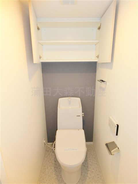 CRESTTAPP羽田のトイレ|吊戸棚と温水洗浄便座付きのトイレ