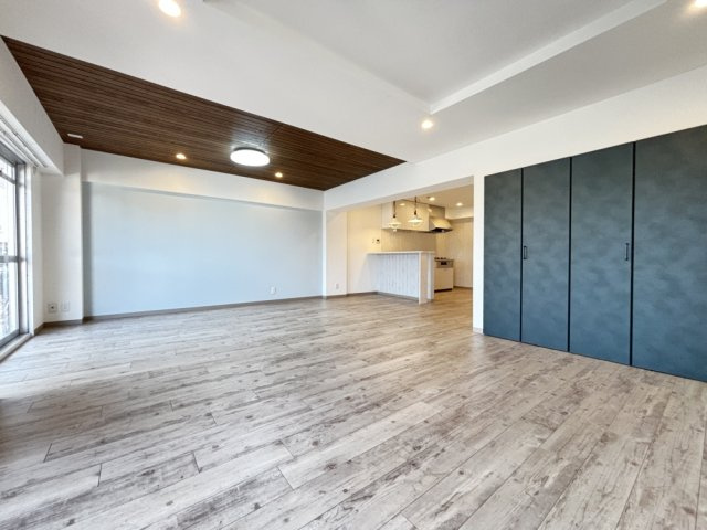 芦屋市大東町の賃貸マンションの居間・リビング