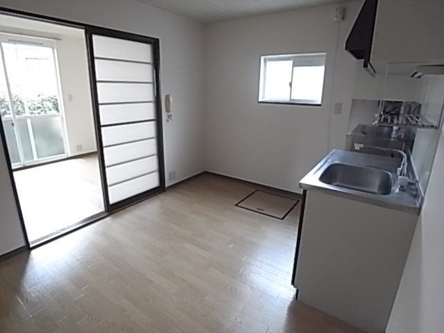 芦屋市西山町のアパートの居間・リビング