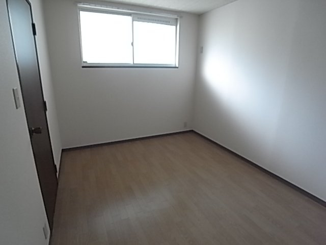 芦屋市西山町のアパートの居間・リビング