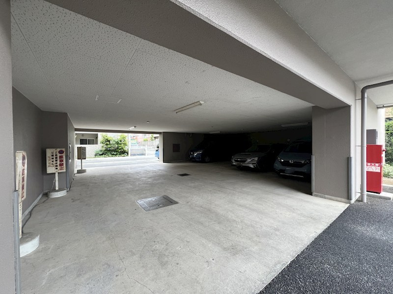 西宮市甲子園口北町の賃貸マンションの駐車場