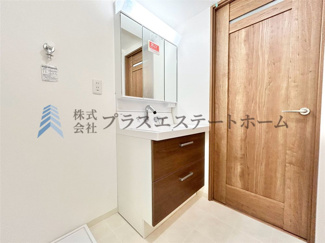 【洗面所】 | プラザ兵庫 | 身支度やお風呂上がり、寝る前の準備などの際に嬉しい大きな鏡付きです♪