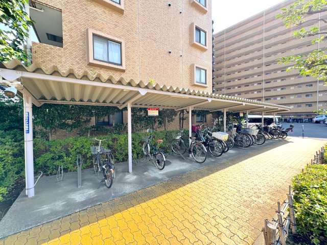 ライオンズガーデン川口の駐輪場|駐輪場
屋根付きで大切な自転車を守れる駐輪場。通勤・通学や日常のお買い物に自転車をご利用の方も安心です。