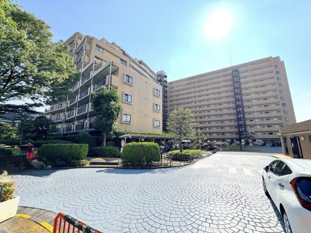 ライオンズガーデン川口の外観|【外観】
落ち着いた住環境に馴染むスタイリッシュなマンション外観。管理体制も行き届いた安心の住まいです。