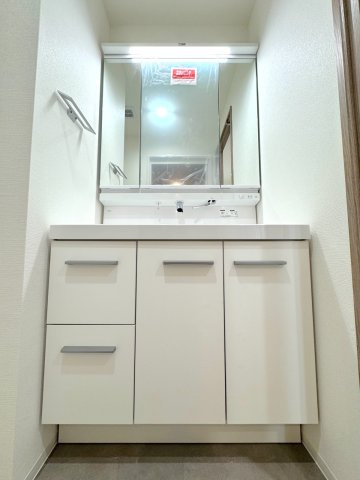 ライオンズガーデン川口の独立洗面台|洗面台新規交換
水回り設備を全種新規交換し、衛生面も安心の洗面空間。使い勝手の良い清潔感あふれる洗面化粧台や洗濯パンを新規設置。脱衣スペースもすっきりまとめられ、朝の身支度もスムーズに行えます。