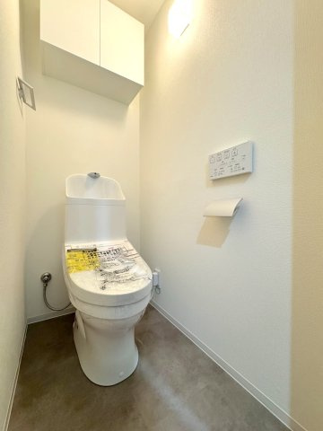 ライオンズガーデン川口のトイレ|トイレ新規交換
新規交換済みの快適なトイレ空間。清潔感があり、毎日気持ちよくお使いいただける衛生的な設備です。