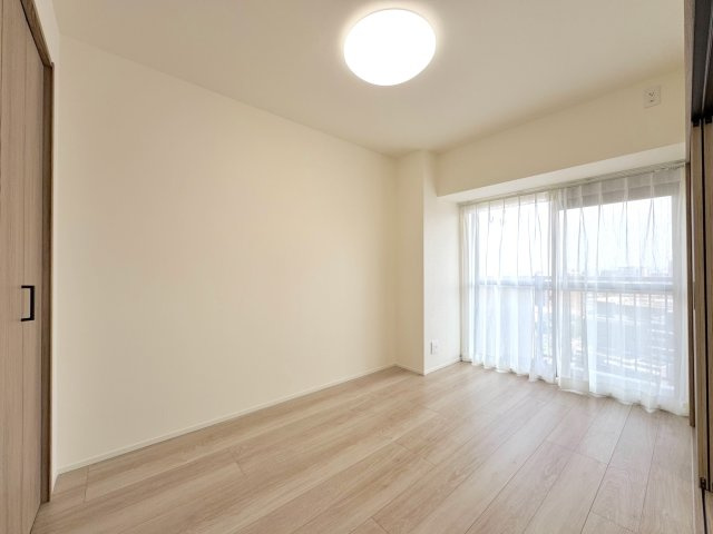 ライオンズガーデン川口の子供部屋|洋室5.3帖　
バルコニーに面した5.3帖の明るい洋室！陽光が心地よく差し込み、子ども部屋はもちろん、在宅ワーク用の書斎や趣味のお部屋にもぴったり。クローゼット完備で部屋を広く使えます。

