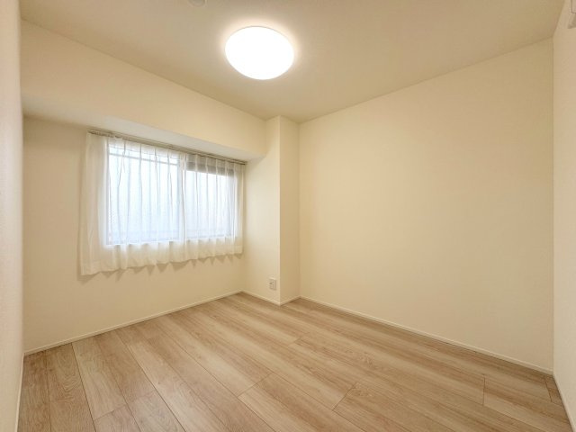 ライオンズガーデン川口の寝室|洋室5帖　
玄関横に位置する5.0帖の洋室は、独立性が高く主寝室に最適。ゆとりあるクローゼットを備えており、衣類や荷物をすっきり収納可能。落ち着いてプライベートな時間を過ごせる静かな一室です。