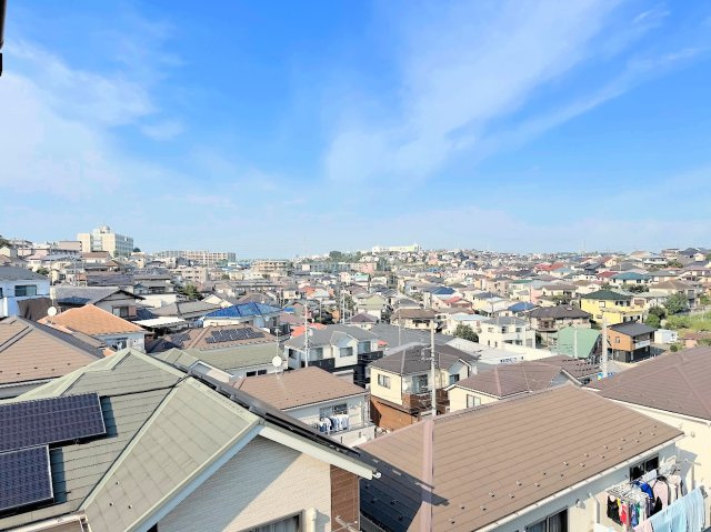 戸塚区汲沢３丁目　中古戸建の展望|◆爽やかな青空の下に贅沢なほどに降り注ぐ陽光、豊かな居住性と、クオリティが見事に調和した住空間は、住まうことの喜びを感じさせてくれます。ゆとりある広い敷地で開放的なお住まいです。
