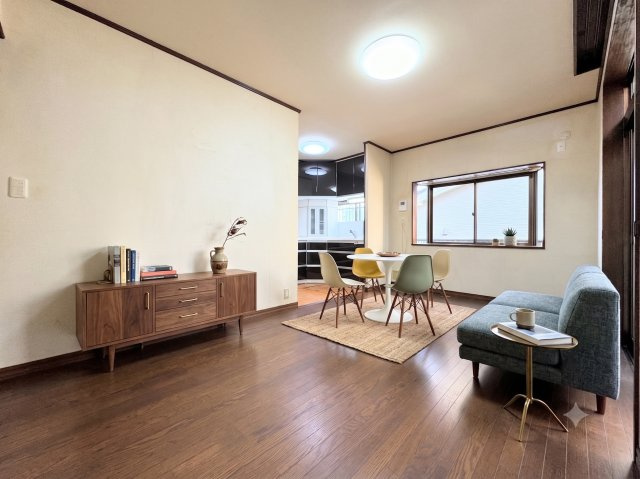 戸塚区汲沢３丁目　中古戸建の居間・リビング|◆家族で食卓を囲むダイニングスペースと、ソファでゆったりくつろぐリビングスペースが区切られているので家具の配置や用途を使いわけしやすいです。(家具はイメージです)