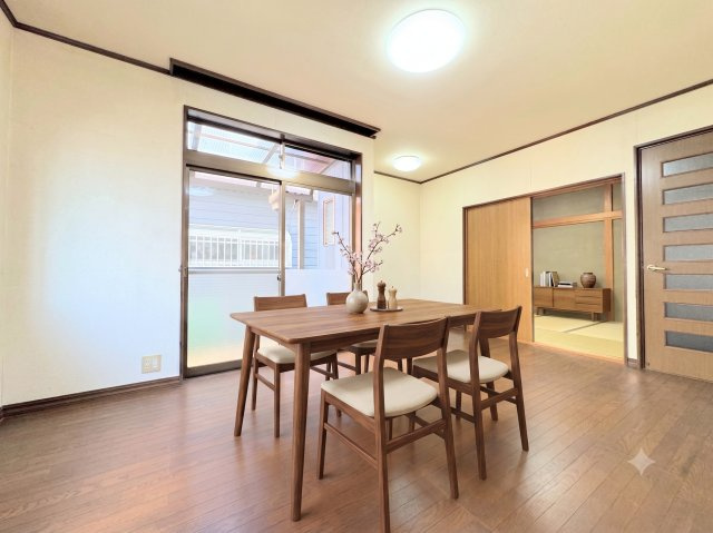 戸塚区汲沢３丁目　中古戸建の居間・リビング|◆ご家族の会話がはずむ、開放的なＬＤＫです。休日はお陽さまの光をたっぷりととりこめるぽかぽかリビングで過ごしませんか？(家具はイメージです)