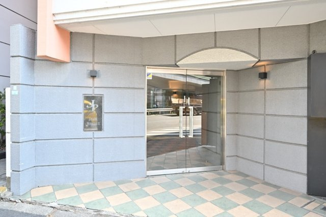 ジェイパーク青葉台弐番館のエントランス