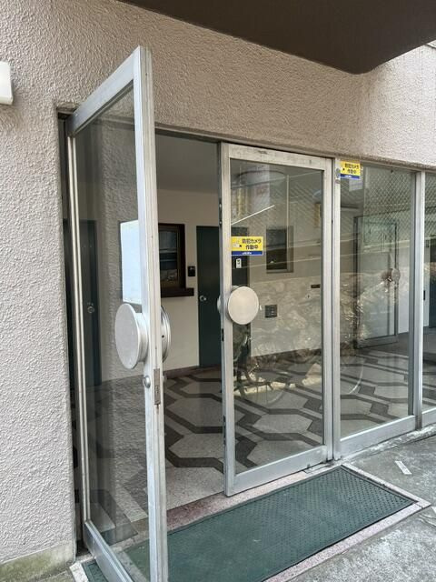 マンション三春台のエントランス