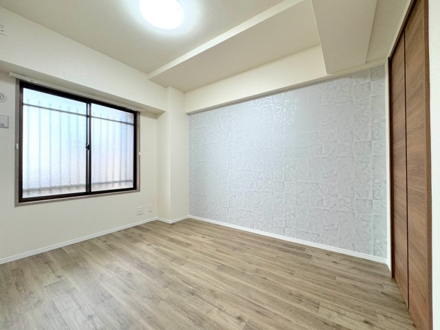 藤和シティコープ東浦和の寝室|洋室6帖　玄関側
約6.0帖のゆとりある独立空間！
クローゼットを備えており、衣類や荷物もすっきり収まります。静かに過ごせる位置にあるため、子ども部屋や書斎・テレワーク部屋にも最適です。